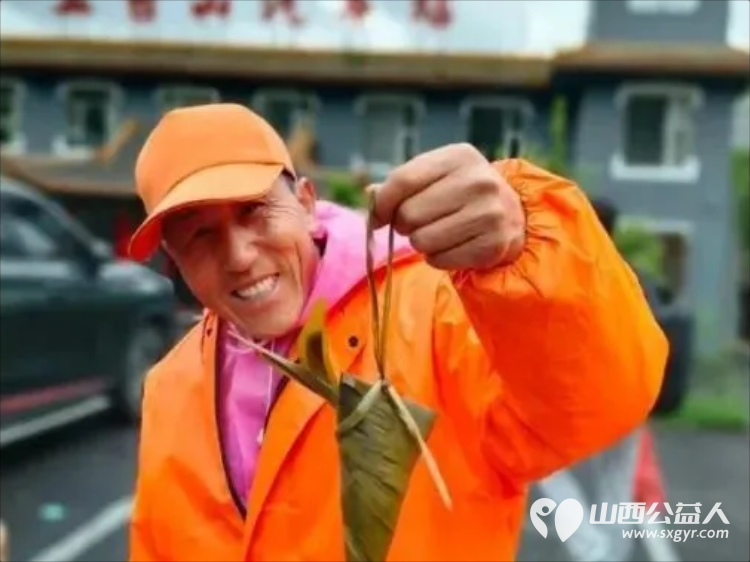 粽香端午致敬橙衣——忻州市爱心公益协会携手爱心人士为五台山景区环卫工人送爱心粽子 - 第9张 - 山西公益人 粽香端午致敬橙衣——忻州市爱心公益协会携手爱心人士为五台山景区环卫工人送爱心粽子 - 第9张