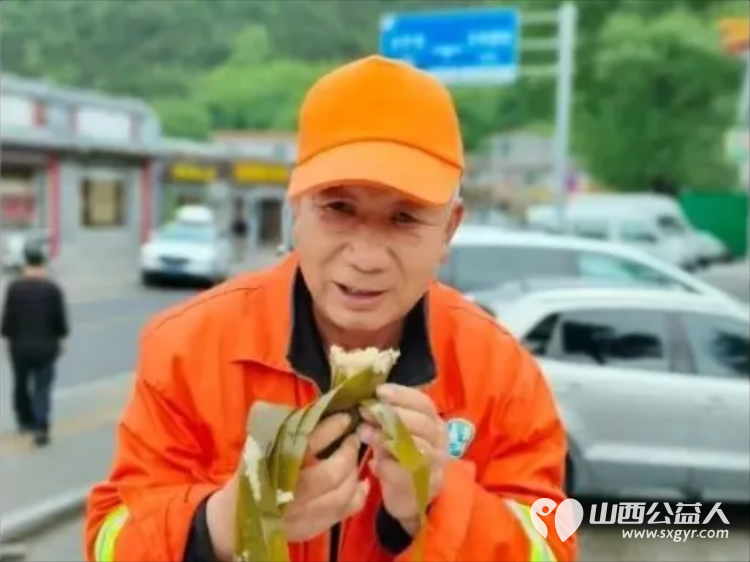 粽香端午致敬橙衣——忻州市爱心公益协会携手爱心人士为五台山景区环卫工人送爱心粽子 - 第8张 - 山西公益人 粽香端午致敬橙衣——忻州市爱心公益协会携手爱心人士为五台山景区环卫工人送爱心粽子 - 第8张