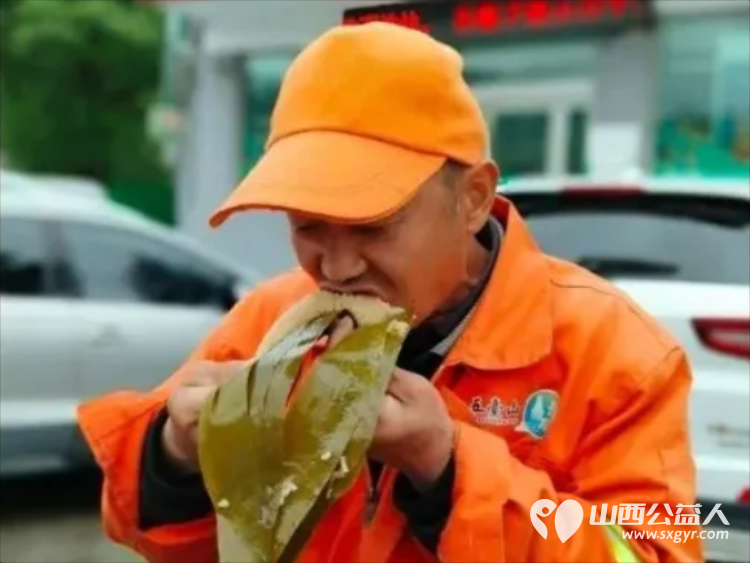 粽香端午致敬橙衣——忻州市爱心公益协会携手爱心人士为五台山景区环卫工人送爱心粽子 - 第7张 - 山西公益人 粽香端午致敬橙衣——忻州市爱心公益协会携手爱心人士为五台山景区环卫工人送爱心粽子 - 第7张