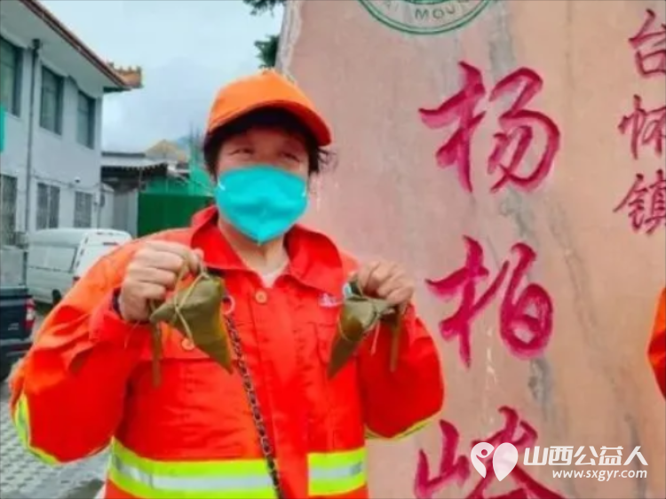 粽香端午致敬橙衣——忻州市爱心公益协会携手爱心人士为五台山景区环卫工人送爱心粽子 - 第5张 - 山西公益人 粽香端午致敬橙衣——忻州市爱心公益协会携手爱心人士为五台山景区环卫工人送爱心粽子 - 第5张