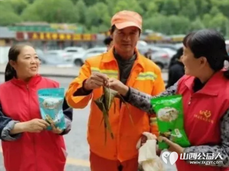 粽香端午致敬橙衣——忻州市爱心公益协会携手爱心人士为五台山景区环卫工人送爱心粽子 - 第6张 - 山西公益人 粽香端午致敬橙衣——忻州市爱心公益协会携手爱心人士为五台山景区环卫工人送爱心粽子 - 第6张