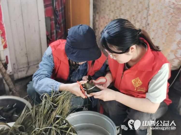 正能量公益山西五台县西米社区志愿服务队端午节开展了 粽香传情绳系安康 活动通过包粽子编手绳等丰富环节为老年人送去节日温暖为儿童传递民俗魅力 - 第6张 - 山西公益人 正能量公益山西五台县西米社区志愿服务队端午节开展了 粽香传情绳系安康 活动通过包粽子编手绳等丰富环节为老年人送去节日温暖为儿童传递民俗魅力 - 第6张