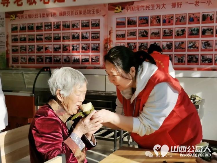 正能量公益山西五台县西米社区志愿服务队端午节开展了 粽香传情绳系安康 活动通过包粽子编手绳等丰富环节为老年人送去节日温暖为儿童传递民俗魅力 - 第8张 - 山西公益人 正能量公益山西五台县西米社区志愿服务队端午节开展了 粽香传情绳系安康 活动通过包粽子编手绳等丰富环节为老年人送去节日温暖为儿童传递民俗魅力 - 第8张