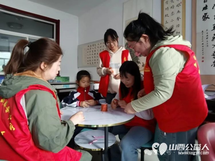 正能量公益山西五台县西米社区志愿服务队端午节开展了 粽香传情绳系安康 活动通过包粽子编手绳等丰富环节为老年人送去节日温暖为儿童传递民俗魅力 - 第13张 - 山西公益人 正能量公益山西五台县西米社区志愿服务队端午节开展了 粽香传情绳系安康 活动通过包粽子编手绳等丰富环节为老年人送去节日温暖为儿童传递民俗魅力 - 第13张