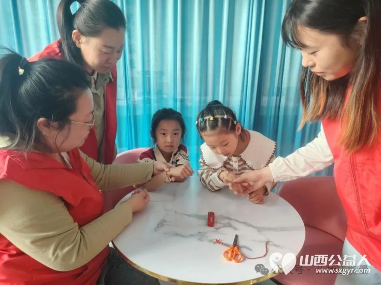 正能量公益山西五台县西米社区志愿服务队端午节开展了 粽香传情绳系安康 活动通过包粽子编手绳等丰富环节为老年人送去节日温暖为儿童传递民俗魅力 - 第20张 - 山西公益人 正能量公益山西五台县西米社区志愿服务队端午节开展了 粽香传情绳系安康 活动通过包粽子编手绳等丰富环节为老年人送去节日温暖为儿童传递民俗魅力 - 第20张