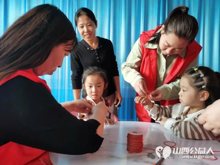 正能量公益山西五台县西米社区志愿服务队端午节开展了 粽香传情绳系安康 活动通过包粽子编手绳等丰富环节为老年人送去节日温暖为儿童传递民俗魅力 - 第18张 - 山西公益人 正能量公益山西五台县西米社区志愿服务队端午节开展了 粽香传情绳系安康 活动通过包粽子编手绳等丰富环节为老年人送去节日温暖为儿童传递民俗魅力 - 第18张