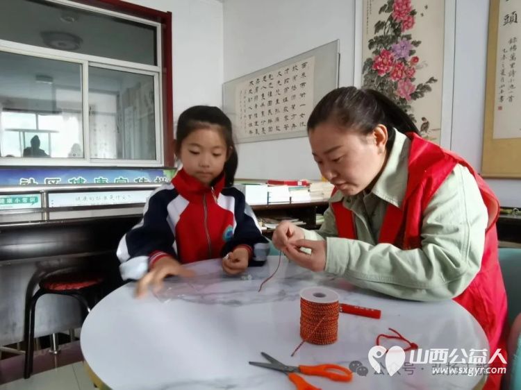 正能量公益山西五台县西米社区志愿服务队端午节开展了 粽香传情绳系安康 活动通过包粽子编手绳等丰富环节为老年人送去节日温暖为儿童传递民俗魅力 - 第19张 - 山西公益人 正能量公益山西五台县西米社区志愿服务队端午节开展了 粽香传情绳系安康 活动通过包粽子编手绳等丰富环节为老年人送去节日温暖为儿童传递民俗魅力 - 第19张