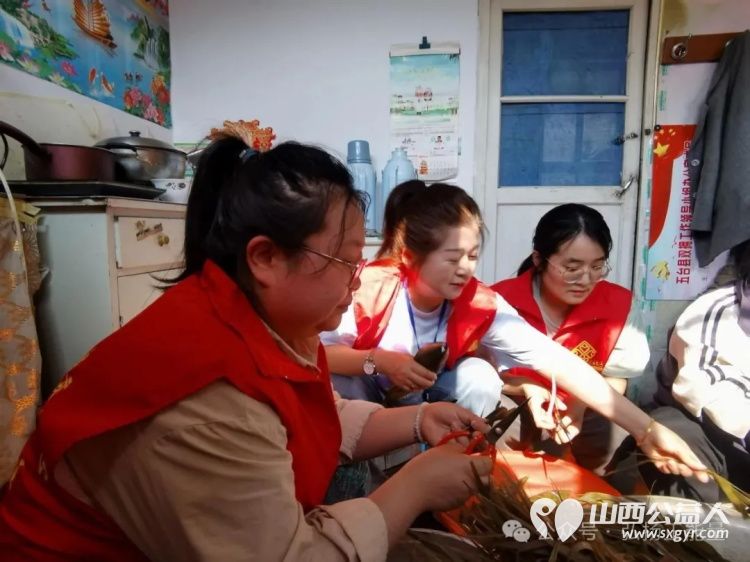 正能量公益山西五台县西米社区志愿服务队端午节开展了 粽香传情绳系安康 活动通过包粽子编手绳等丰富环节为老年人送去节日温暖为儿童传递民俗魅力 - 第3张 - 山西公益人 正能量公益山西五台县西米社区志愿服务队端午节开展了 粽香传情绳系安康 活动通过包粽子编手绳等丰富环节为老年人送去节日温暖为儿童传递民俗魅力 - 第3张