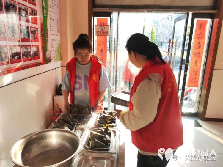 正能量公益山西五台县西米社区志愿服务队端午节开展了 粽香传情绳系安康 活动通过包粽子编手绳等丰富环节为老年人送去节日温暖为儿童传递民俗魅力 - 第4张 - 山西公益人 正能量公益山西五台县西米社区志愿服务队端午节开展了 粽香传情绳系安康 活动通过包粽子编手绳等丰富环节为老年人送去节日温暖为儿童传递民俗魅力 - 第4张