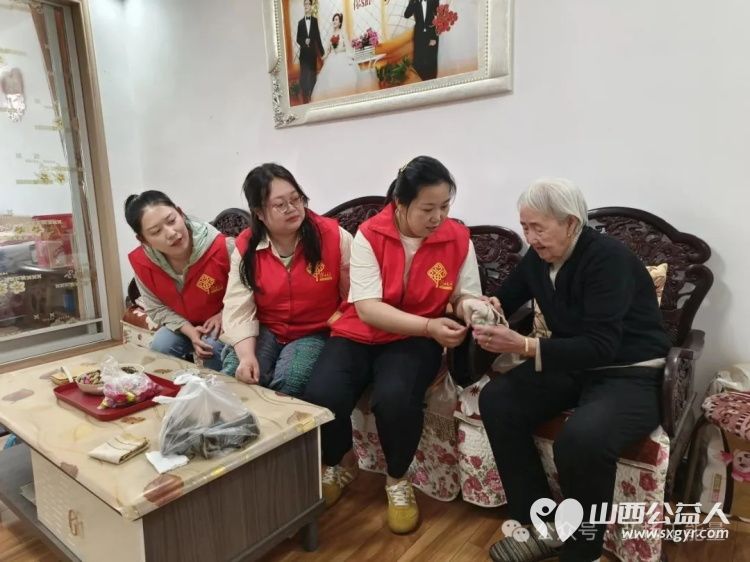 正能量公益山西五台县西米社区志愿服务队端午节开展了 粽香传情绳系安康 活动通过包粽子编手绳等丰富环节为老年人送去节日温暖为儿童传递民俗魅力 - 第11张 - 山西公益人 正能量公益山西五台县西米社区志愿服务队端午节开展了 粽香传情绳系安康 活动通过包粽子编手绳等丰富环节为老年人送去节日温暖为儿童传递民俗魅力 - 第11张