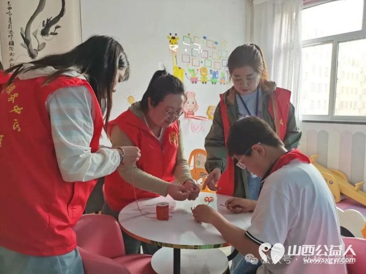 正能量公益山西五台县西米社区志愿服务队端午节开展了 粽香传情绳系安康 活动通过包粽子编手绳等丰富环节为老年人送去节日温暖为儿童传递民俗魅力 - 第12张 - 山西公益人 正能量公益山西五台县西米社区志愿服务队端午节开展了 粽香传情绳系安康 活动通过包粽子编手绳等丰富环节为老年人送去节日温暖为儿童传递民俗魅力 - 第12张