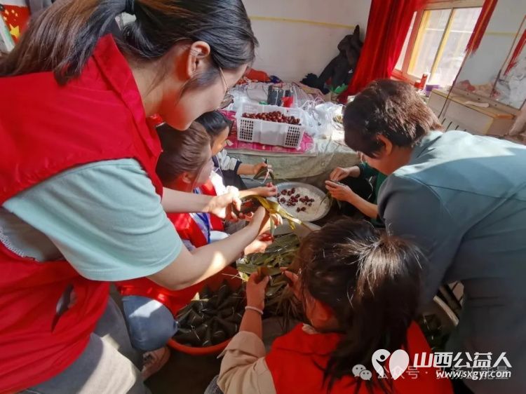 正能量公益山西五台县西米社区志愿服务队端午节开展了 粽香传情绳系安康 活动通过包粽子编手绳等丰富环节为老年人送去节日温暖为儿童传递民俗魅力 - 第2张 - 山西公益人 正能量公益山西五台县西米社区志愿服务队端午节开展了 粽香传情绳系安康 活动通过包粽子编手绳等丰富环节为老年人送去节日温暖为儿童传递民俗魅力 - 第2张