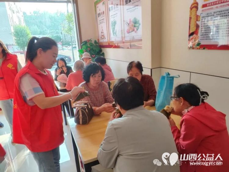 正能量公益山西五台县西米社区志愿服务队端午节开展了 粽香传情绳系安康 活动通过包粽子编手绳等丰富环节为老年人送去节日温暖为儿童传递民俗魅力 - 第14张 - 山西公益人 正能量公益山西五台县西米社区志愿服务队端午节开展了 粽香传情绳系安康 活动通过包粽子编手绳等丰富环节为老年人送去节日温暖为儿童传递民俗魅力 - 第14张