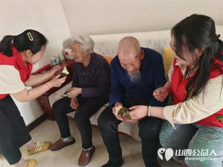 正能量公益山西五台县西米社区志愿服务队端午节开展了 粽香传情绳系安康 活动通过包粽子编手绳等丰富环节为老年人送去节日温暖为儿童传递民俗魅力 - 第9张 - 山西公益人 正能量公益山西五台县西米社区志愿服务队端午节开展了 粽香传情绳系安康 活动通过包粽子编手绳等丰富环节为老年人送去节日温暖为儿童传递民俗魅力 - 第9张