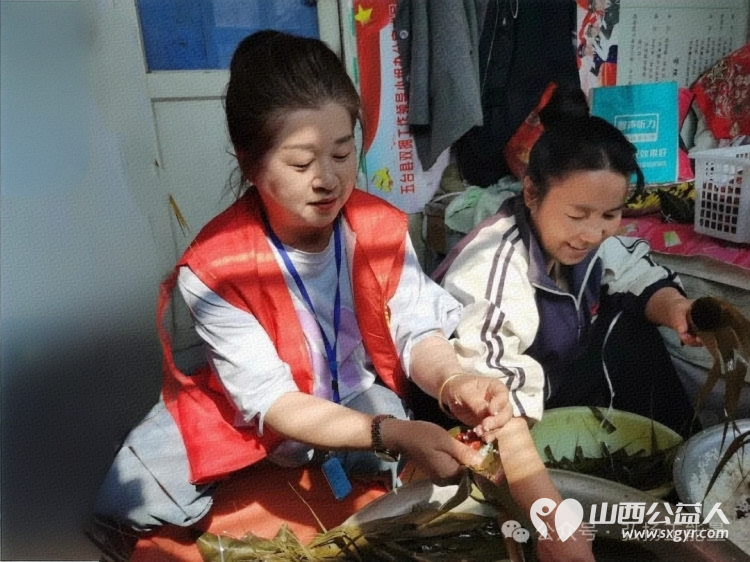 正能量公益山西五台县西米社区志愿服务队端午节开展了 粽香传情绳系安康 活动通过包粽子编手绳等丰富环节为老年人送去节日温暖为儿童传递民俗魅力 - 第5张 - 山西公益人 正能量公益山西五台县西米社区志愿服务队端午节开展了 粽香传情绳系安康 活动通过包粽子编手绳等丰富环节为老年人送去节日温暖为儿童传递民俗魅力 - 第5张