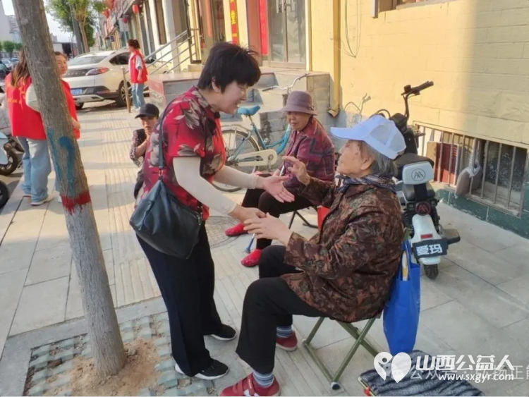 正能量公益山西五台县西米社区志愿服务队端午节开展了 粽香传情绳系安康 活动通过包粽子编手绳等丰富环节为老年人送去节日温暖为儿童传递民俗魅力 - 第7张 - 山西公益人 正能量公益山西五台县西米社区志愿服务队端午节开展了 粽香传情绳系安康 活动通过包粽子编手绳等丰富环节为老年人送去节日温暖为儿童传递民俗魅力 - 第7张