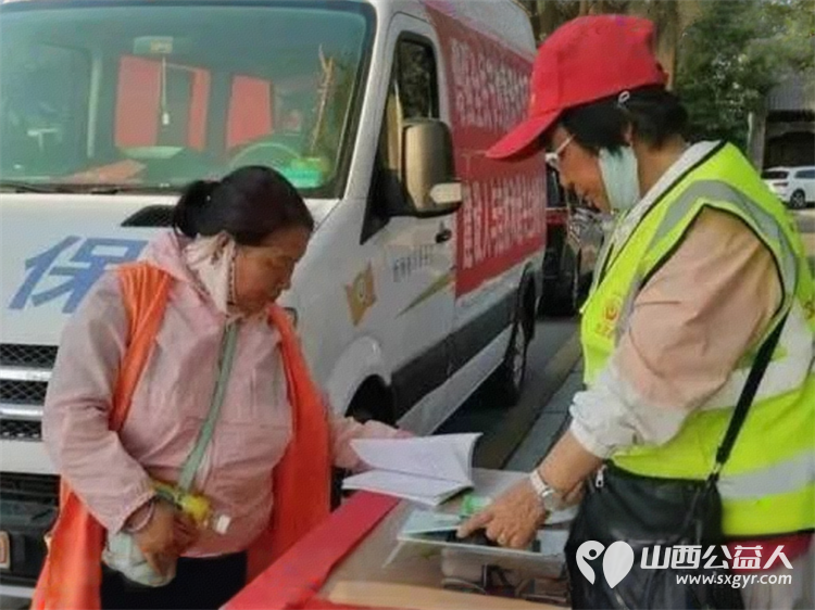 忻州古城广场掀环保热潮 忻州市环保志愿者协会助力六五环境日宣传组织三十余名志愿者深度参与 - 第4张 - 山西公益人 忻州古城广场掀环保热潮 忻州市环保志愿者协会助力六五环境日宣传组织三十余名志愿者深度参与 - 第4张