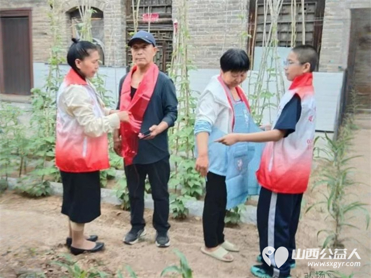 悠悠端午粽情浓六一献爱暖人心 长治市正能量公益协会海燕教育培训团队志愿者赴潞州区五马街道北董村对家庭困难户展开慰问 - 第3张 - 山西公益人 悠悠端午粽情浓六一献爱暖人心 长治市正能量公益协会海燕教育培训团队志愿者赴潞州区五马街道北董村对家庭困难户展开慰问 - 第3张