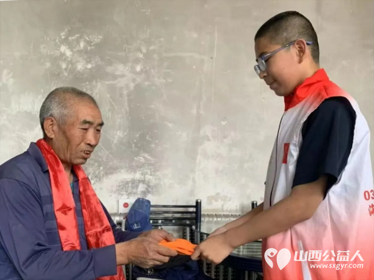 悠悠端午粽情浓六一献爱暖人心 长治市正能量公益协会海燕教育培训团队志愿者赴潞州区五马街道北董村对家庭困难户展开慰问 - 第9张 - 山西公益人 悠悠端午粽情浓六一献爱暖人心 长治市正能量公益协会海燕教育培训团队志愿者赴潞州区五马街道北董村对家庭困难户展开慰问 - 第9张