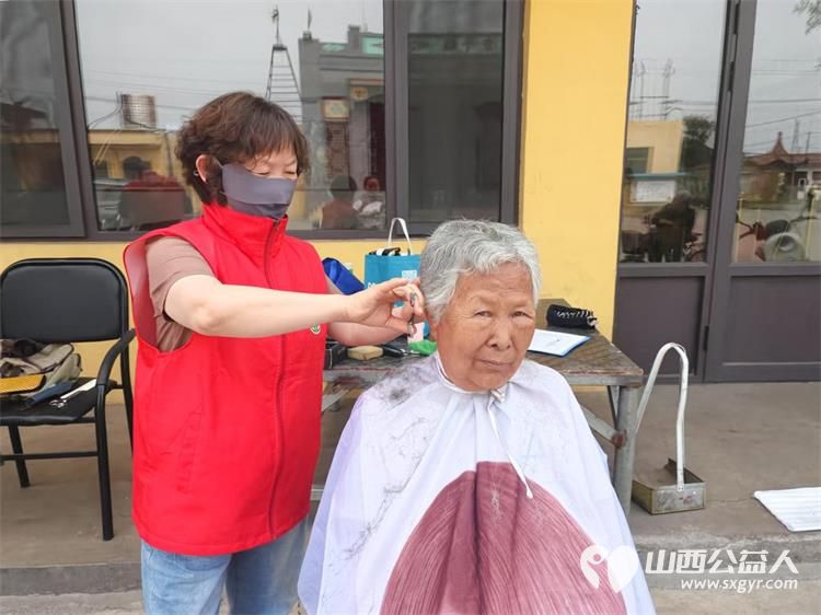 介休市敬老协会“孝善行”之敬老爱老助老活动6月7日走进义安镇那村服务老人现场爱心理发师为每一位老人修剪头发 - 第6张 - 山西公益人 介休市敬老协会“孝善行”之敬老爱老助老活动6月7日走进义安镇那村服务老人现场爱心理发师为每一位老人修剪头发 - 第6张