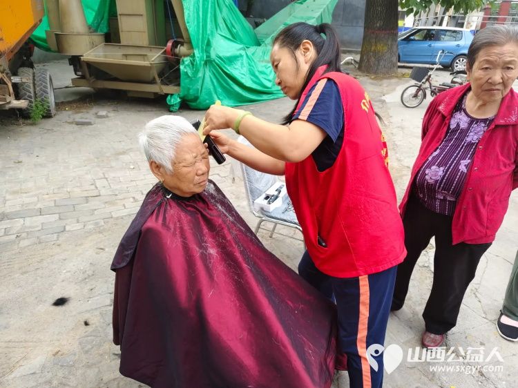 介休市敬老协会6月7日敬老爱老助老活动走进义安镇沙堡村服务老人为老人们理发义诊 - 第10张 - 山西公益人 介休市敬老协会6月7日敬老爱老助老活动走进义安镇沙堡村服务老人为老人们理发义诊 - 第10张