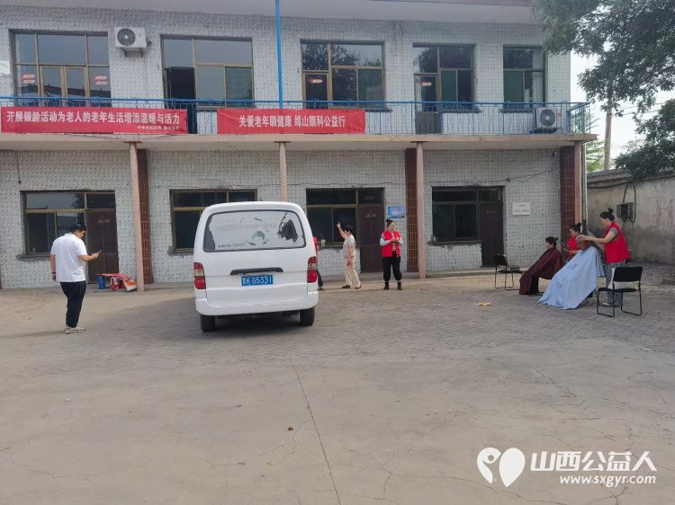 介休市敬老协会6月7日敬老爱老助老活动走进义安镇沙堡村服务老人为老人们理发义诊 - 第4张 - 山西公益人 介休市敬老协会6月7日敬老爱老助老活动走进义安镇沙堡村服务老人为老人们理发义诊 - 第4张