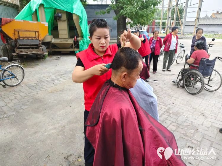 介休市敬老协会6月7日敬老爱老助老活动走进义安镇沙堡村服务老人为老人们理发义诊 - 第9张 - 山西公益人 介休市敬老协会6月7日敬老爱老助老活动走进义安镇沙堡村服务老人为老人们理发义诊 - 第9张