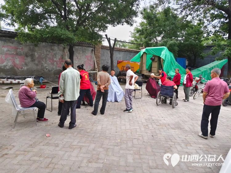 介休市敬老协会6月7日敬老爱老助老活动走进义安镇沙堡村服务老人为老人们理发义诊 - 第7张 - 山西公益人 介休市敬老协会6月7日敬老爱老助老活动走进义安镇沙堡村服务老人为老人们理发义诊 - 第7张