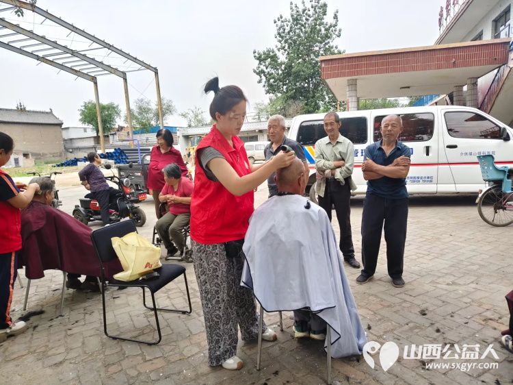 介休市敬老协会6月7日敬老爱老助老活动走进义安镇沙堡村服务老人为老人们理发义诊 - 第5张 - 山西公益人 介休市敬老协会6月7日敬老爱老助老活动走进义安镇沙堡村服务老人为老人们理发义诊 - 第5张