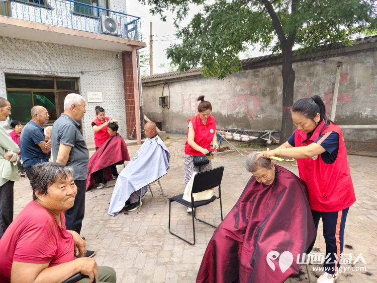 介休市敬老协会6月7日敬老爱老助老活动走进义安镇沙堡村服务老人为老人们理发义诊 - 第8张 - 山西公益人 介休市敬老协会6月7日敬老爱老助老活动走进义安镇沙堡村服务老人为老人们理发义诊 - 第8张