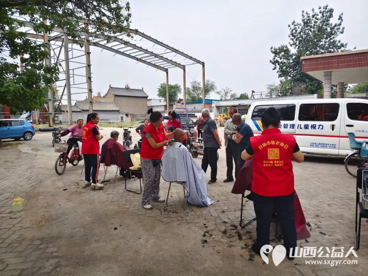 介休市敬老协会6月7日敬老爱老助老活动走进义安镇沙堡村服务老人为老人们理发义诊 - 第6张 - 山西公益人 介休市敬老协会6月7日敬老爱老助老活动走进义安镇沙堡村服务老人为老人们理发义诊 - 第6张