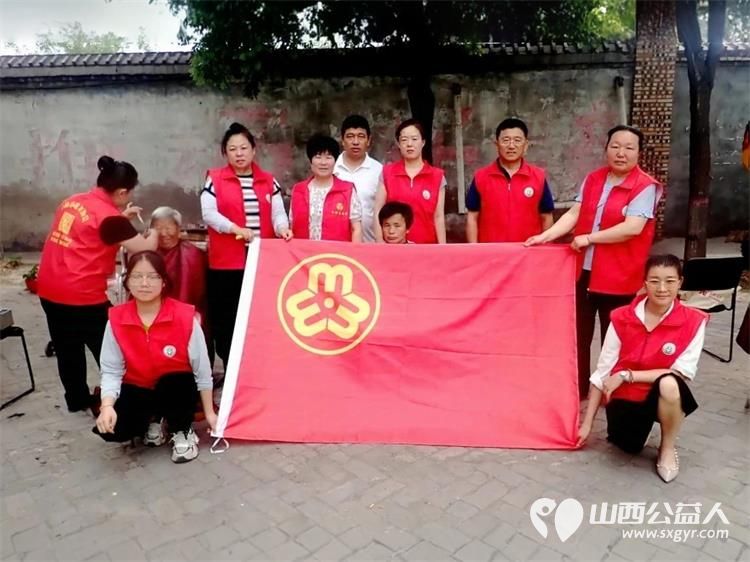 介休市敬老协会6月7日敬老爱老助老活动走进义安镇沙堡村服务老人为老人们理发义诊 - 第2张 - 山西公益人 介休市敬老协会6月7日敬老爱老助老活动走进义安镇沙堡村服务老人为老人们理发义诊 - 第2张