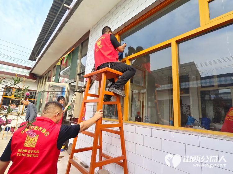 介休市敬老协会组织志愿者走进义安镇那村入户82岁特困李振荣老人家为老人擦玻璃打扫室内外卫生包饺子 - 第3张 - 山西公益人 介休市敬老协会组织志愿者走进义安镇那村入户82岁特困李振荣老人家为老人擦玻璃打扫室内外卫生包饺子 - 第3张