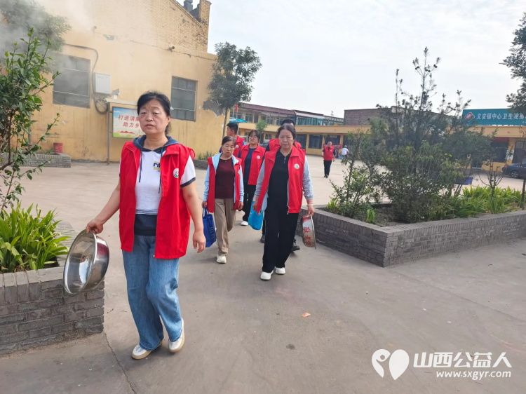 介休市敬老协会组织志愿者走进义安镇那村入户82岁特困李振荣老人家为老人擦玻璃打扫室内外卫生包饺子 - 第2张 - 山西公益人 介休市敬老协会组织志愿者走进义安镇那村入户82岁特困李振荣老人家为老人擦玻璃打扫室内外卫生包饺子 - 第2张