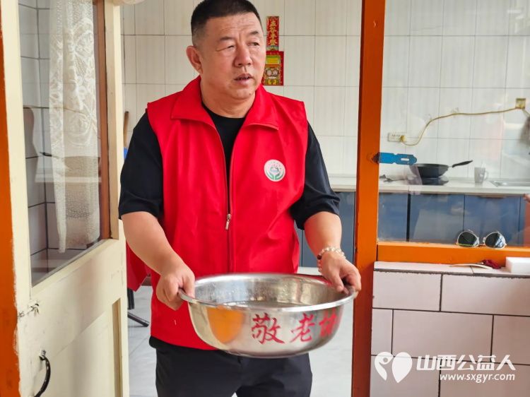 介休市敬老协会组织志愿者走进义安镇那村入户82岁特困李振荣老人家为老人擦玻璃打扫室内外卫生包饺子 - 第12张 - 山西公益人 介休市敬老协会组织志愿者走进义安镇那村入户82岁特困李振荣老人家为老人擦玻璃打扫室内外卫生包饺子 - 第12张