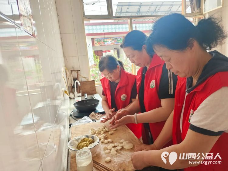 介休市敬老协会组织志愿者走进义安镇那村入户82岁特困李振荣老人家为老人擦玻璃打扫室内外卫生包饺子 - 第10张 - 山西公益人 介休市敬老协会组织志愿者走进义安镇那村入户82岁特困李振荣老人家为老人擦玻璃打扫室内外卫生包饺子 - 第10张