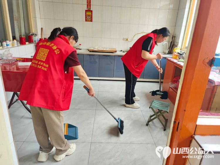 介休市敬老协会组织志愿者走进义安镇那村入户82岁特困李振荣老人家为老人擦玻璃打扫室内外卫生包饺子 - 第11张 - 山西公益人 介休市敬老协会组织志愿者走进义安镇那村入户82岁特困李振荣老人家为老人擦玻璃打扫室内外卫生包饺子 - 第11张