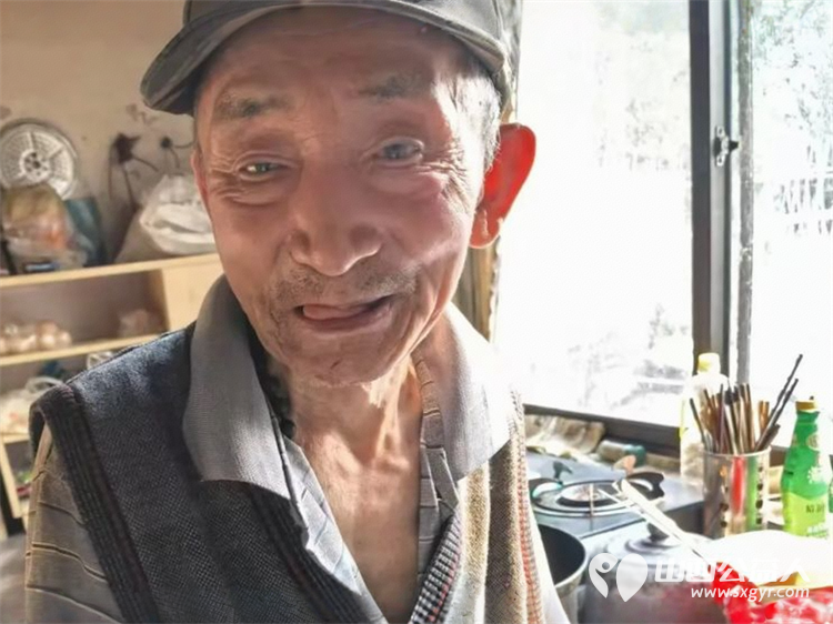 长治市小雨点公益协会思源分会为屯留岗上村74岁孤寡老人张文堂送去夏日清凉装上了一台空调 - 第2张 - 山西公益人 长治市小雨点公益协会思源分会为屯留岗上村74岁孤寡老人张文堂送去夏日清凉装上了一台空调 - 第2张