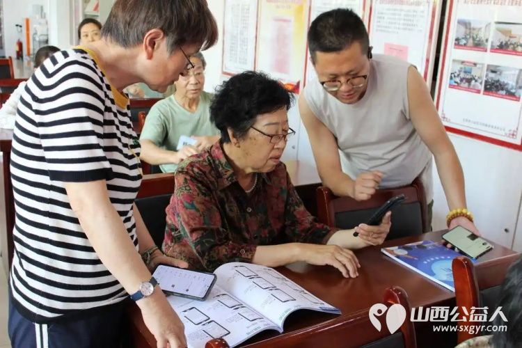 太原市小店区平阳路街道滨东社区联合贝壳公益:智慧助老课堂再开讲手机课成了银发族新时尚 - 第2张 - 山西公益人 太原市小店区平阳路街道滨东社区联合贝壳公益:智慧助老课堂再开讲手机课成了银发族新时尚 - 第2张