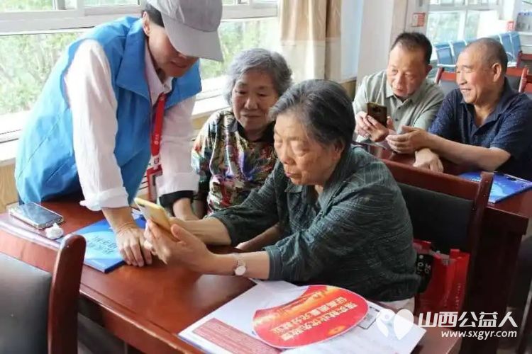 太原市小店区平阳路街道滨东社区联合贝壳公益:智慧助老课堂再开讲手机课成了银发族新时尚 - 第4张 - 山西公益人 太原市小店区平阳路街道滨东社区联合贝壳公益:智慧助老课堂再开讲手机课成了银发族新时尚 - 第4张