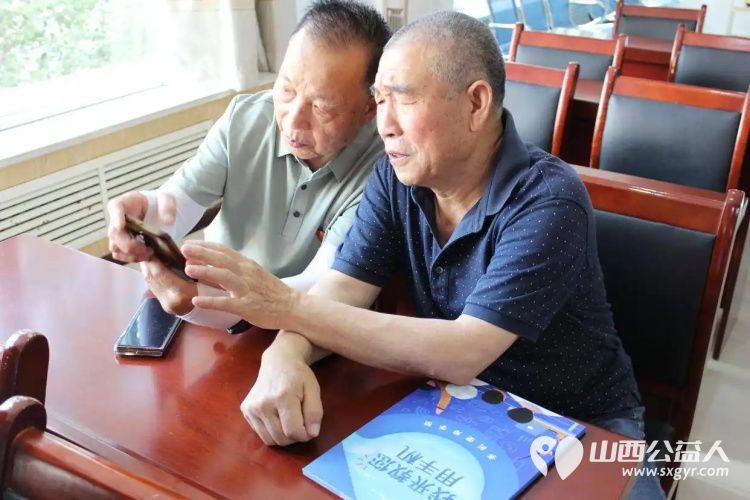 太原市小店区平阳路街道滨东社区联合贝壳公益:智慧助老课堂再开讲手机课成了银发族新时尚 - 第3张 - 山西公益人 太原市小店区平阳路街道滨东社区联合贝壳公益:智慧助老课堂再开讲手机课成了银发族新时尚 - 第3张