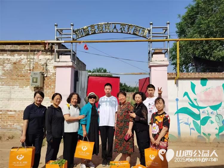 感谢大家人寿山西分公司志愿者来到康复中心组织采摘香瓜支持心青年创业并支助贫困孩子艳鑫艳萍兄妹二人的康复训练费 - 第2张 - 山西公益人 感谢大家人寿山西分公司志愿者来到康复中心组织采摘香瓜支持心青年创业并支助贫困孩子艳鑫艳萍兄妹二人的康复训练费 - 第2张