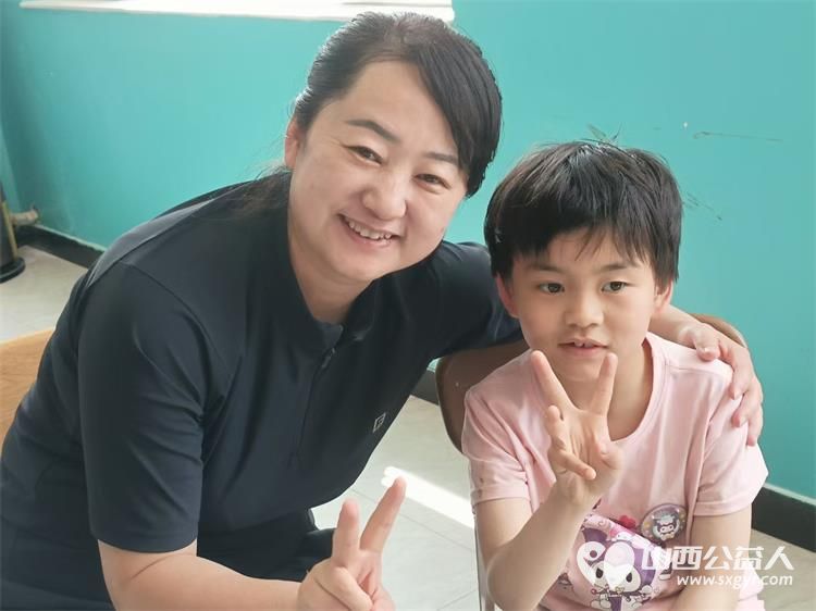 感谢大家人寿山西分公司志愿者来到康复中心组织采摘香瓜支持心青年创业并支助贫困孩子艳鑫艳萍兄妹二人的康复训练费 - 第7张 - 山西公益人 感谢大家人寿山西分公司志愿者来到康复中心组织采摘香瓜支持心青年创业并支助贫困孩子艳鑫艳萍兄妹二人的康复训练费 - 第7张