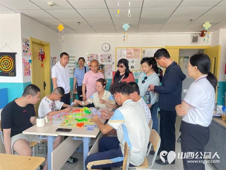 感谢大家人寿山西分公司志愿者来到康复中心组织采摘香瓜支持心青年创业并支助贫困孩子艳鑫艳萍兄妹二人的康复训练费 - 第3张 - 山西公益人 感谢大家人寿山西分公司志愿者来到康复中心组织采摘香瓜支持心青年创业并支助贫困孩子艳鑫艳萍兄妹二人的康复训练费 - 第3张