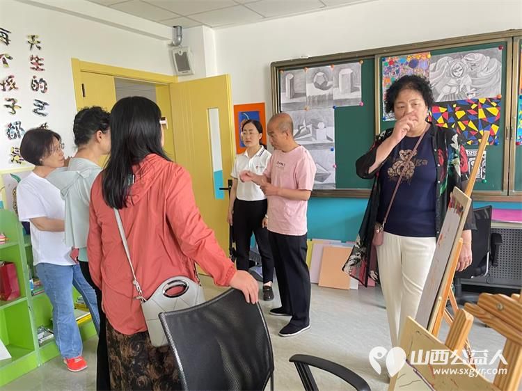 感谢大家人寿山西分公司志愿者来到康复中心组织采摘香瓜支持心青年创业并支助贫困孩子艳鑫艳萍兄妹二人的康复训练费 - 第5张 - 山西公益人 感谢大家人寿山西分公司志愿者来到康复中心组织采摘香瓜支持心青年创业并支助贫困孩子艳鑫艳萍兄妹二人的康复训练费 - 第5张