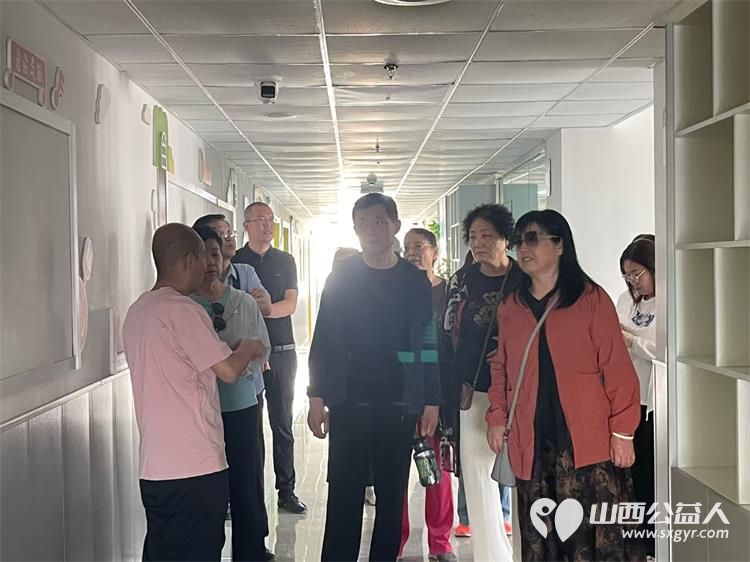 感谢大家人寿山西分公司志愿者来到康复中心组织采摘香瓜支持心青年创业并支助贫困孩子艳鑫艳萍兄妹二人的康复训练费 - 第4张 - 山西公益人 感谢大家人寿山西分公司志愿者来到康复中心组织采摘香瓜支持心青年创业并支助贫困孩子艳鑫艳萍兄妹二人的康复训练费 - 第4张