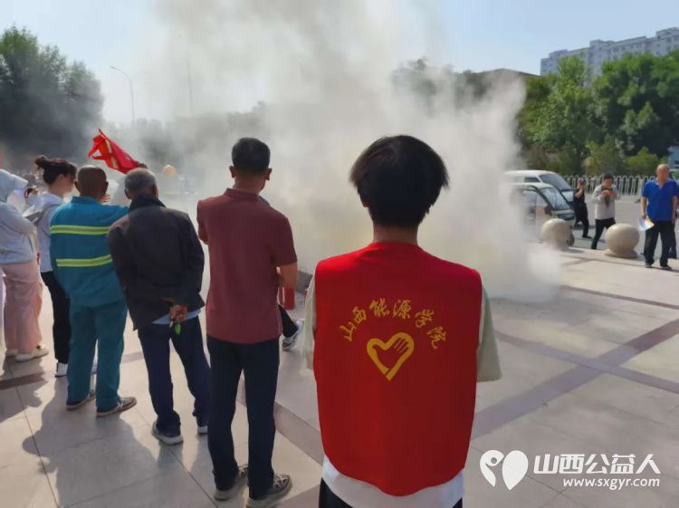 晋中新青年高校志愿者联合服务中心参加“安全生产月.消防安全进社区”志愿服务活动 - 第2张 - 山西公益人 晋中新青年高校志愿者联合服务中心参加“安全生产月.消防安全进社区”志愿服务活动 - 第2张
