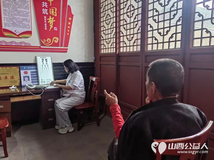 介休市敬老协会敬老爱老助老活动6月14日志愿者们早早就来到了张兰镇旧新堡村为60岁以上所有老人们爱心理发、义诊 - 第19张 - 山西公益人 介休市敬老协会敬老爱老助老活动6月14日志愿者们早早就来到了张兰镇旧新堡村为60岁以上所有老人们爱心理发、义诊 - 第19张