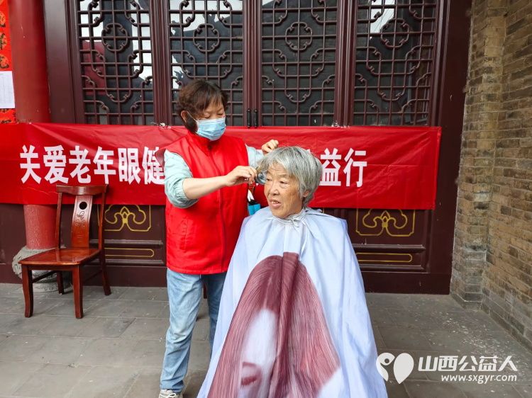 介休市敬老协会敬老爱老助老活动6月14日志愿者们早早就来到了张兰镇旧新堡村为60岁以上所有老人们爱心理发、义诊 - 第21张 - 山西公益人 介休市敬老协会敬老爱老助老活动6月14日志愿者们早早就来到了张兰镇旧新堡村为60岁以上所有老人们爱心理发、义诊 - 第21张