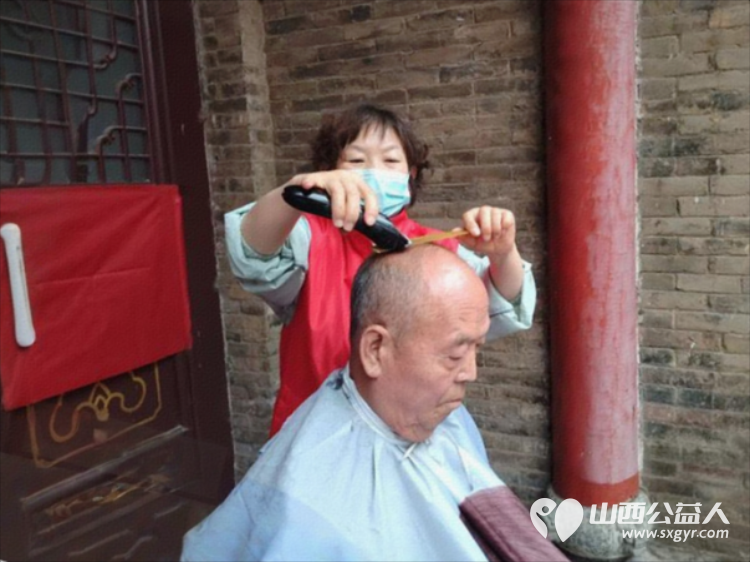 介休市敬老协会敬老爱老助老活动6月14日志愿者们早早就来到了张兰镇旧新堡村为60岁以上所有老人们爱心理发、义诊 - 第13张 - 山西公益人 介休市敬老协会敬老爱老助老活动6月14日志愿者们早早就来到了张兰镇旧新堡村为60岁以上所有老人们爱心理发、义诊 - 第13张